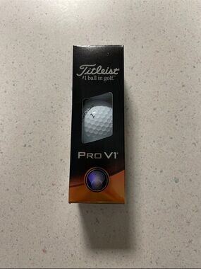 (2) Titleist Pro V1 Golf Ball in White with Black and Orange Packaging